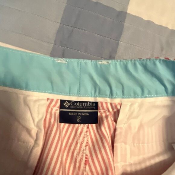 Columbia, red and white pins striped short size 10 fit small - Picture 3 of 3